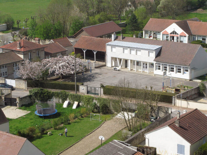 Vue sur l’école depuis le haut du clocher de l’église Notre-Dame.